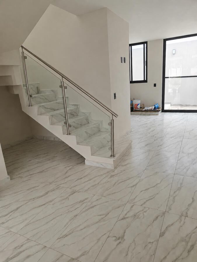 Escalera con barandar de acero inoxidable